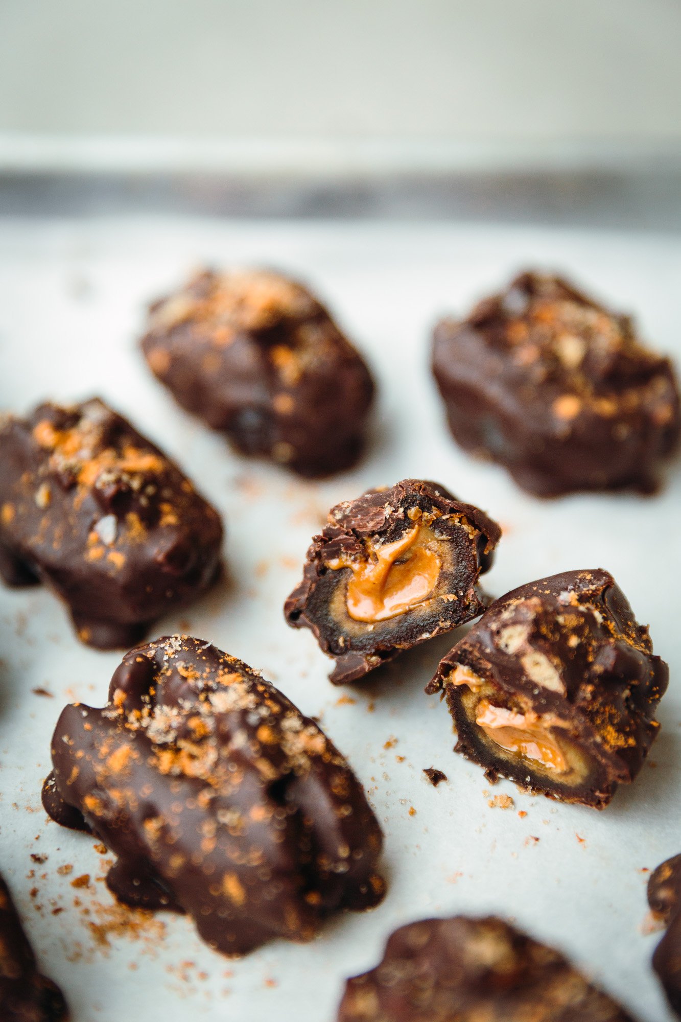 Dattes Croustillantes à la Cannelle et au Chocolat par Sophie Bourdon - Supervivant